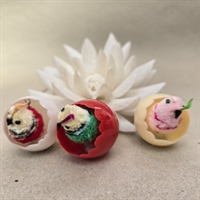 roed-offwhite-hvid-plastik-aeggeskaller-chenillie-kyllinger-gynger-ii-gammelt-paaskepynt